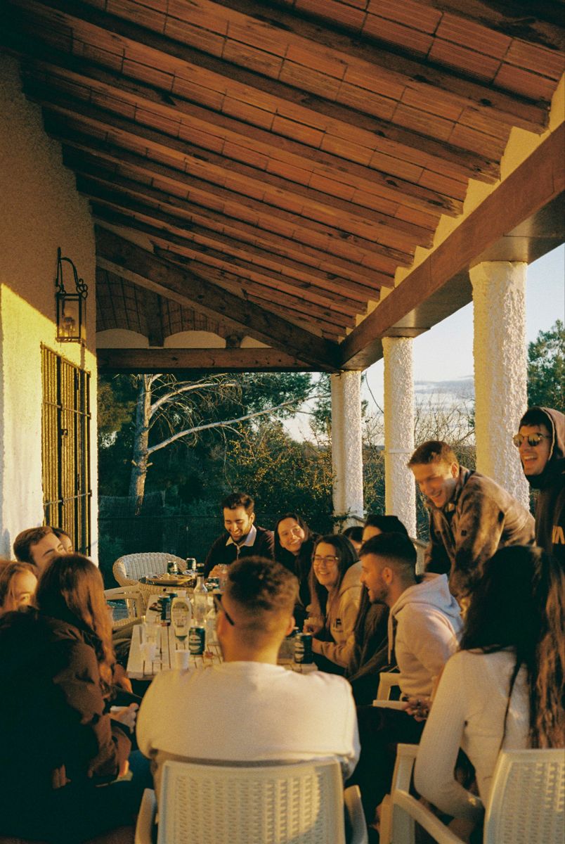Amigos reunidos en la mesa, sin prisa