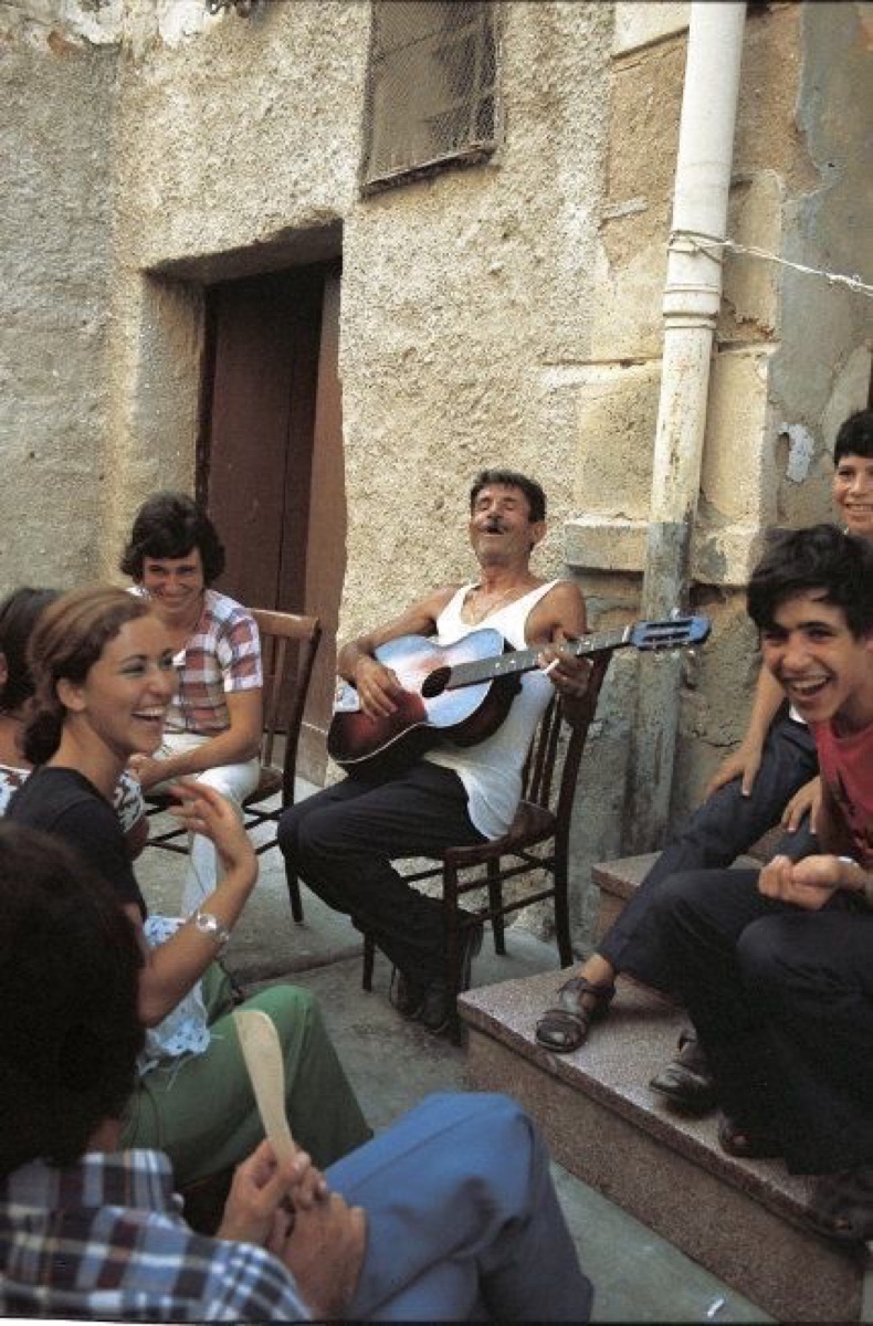 Música en la calle con gente alrededor