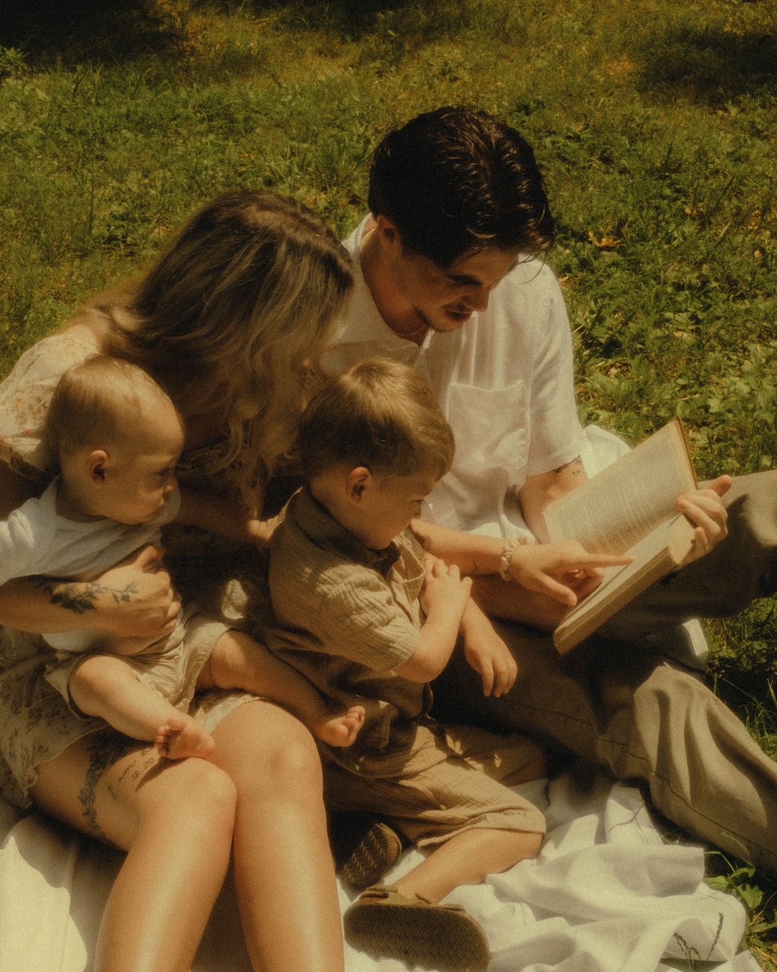 Presente con los tuyos, leyendo en familia