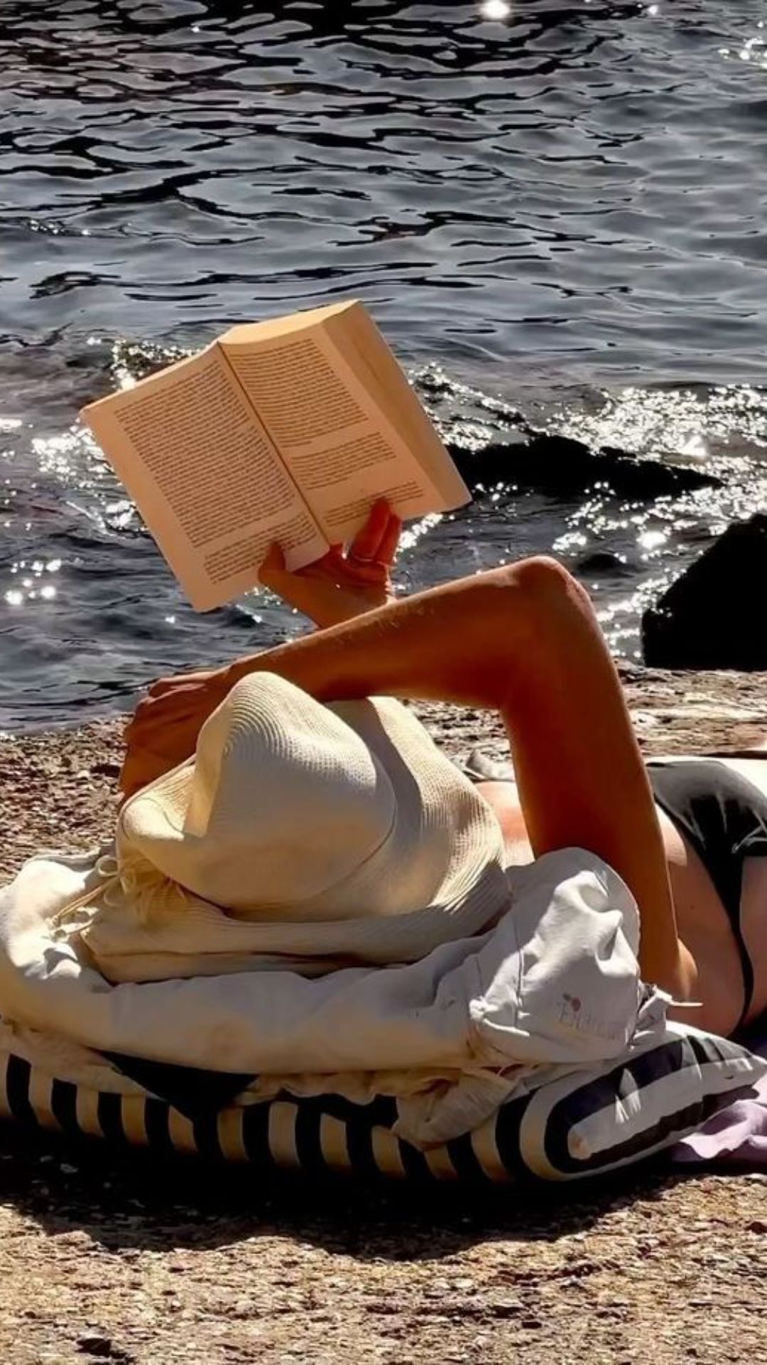 Leyendo un libro junto al agua