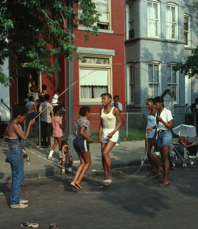 Niños jugando y corriendo en la calle