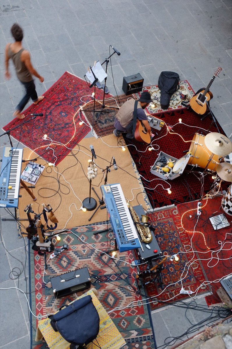 Personas haciendo música, en acción
